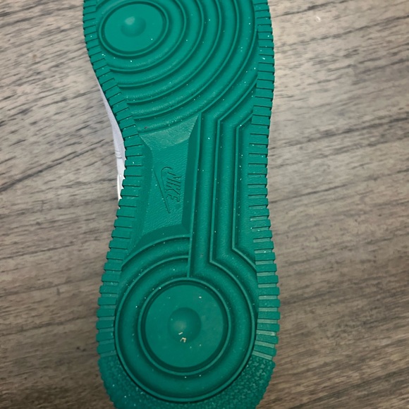 NIKE MENS AF1 White and Green Sneakers - Picture 3 of 4